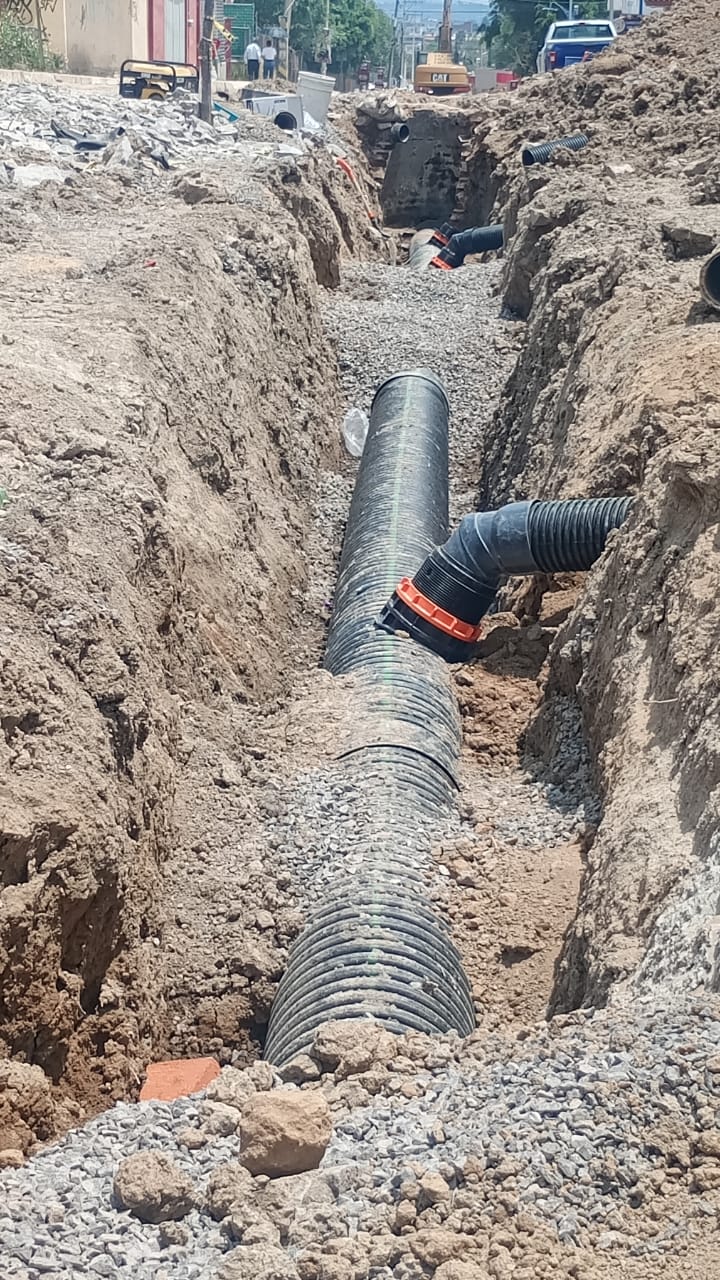 Agua de Puebla renueva drenaje en colonia SNTE para evitar inundaciones y fallas en la red