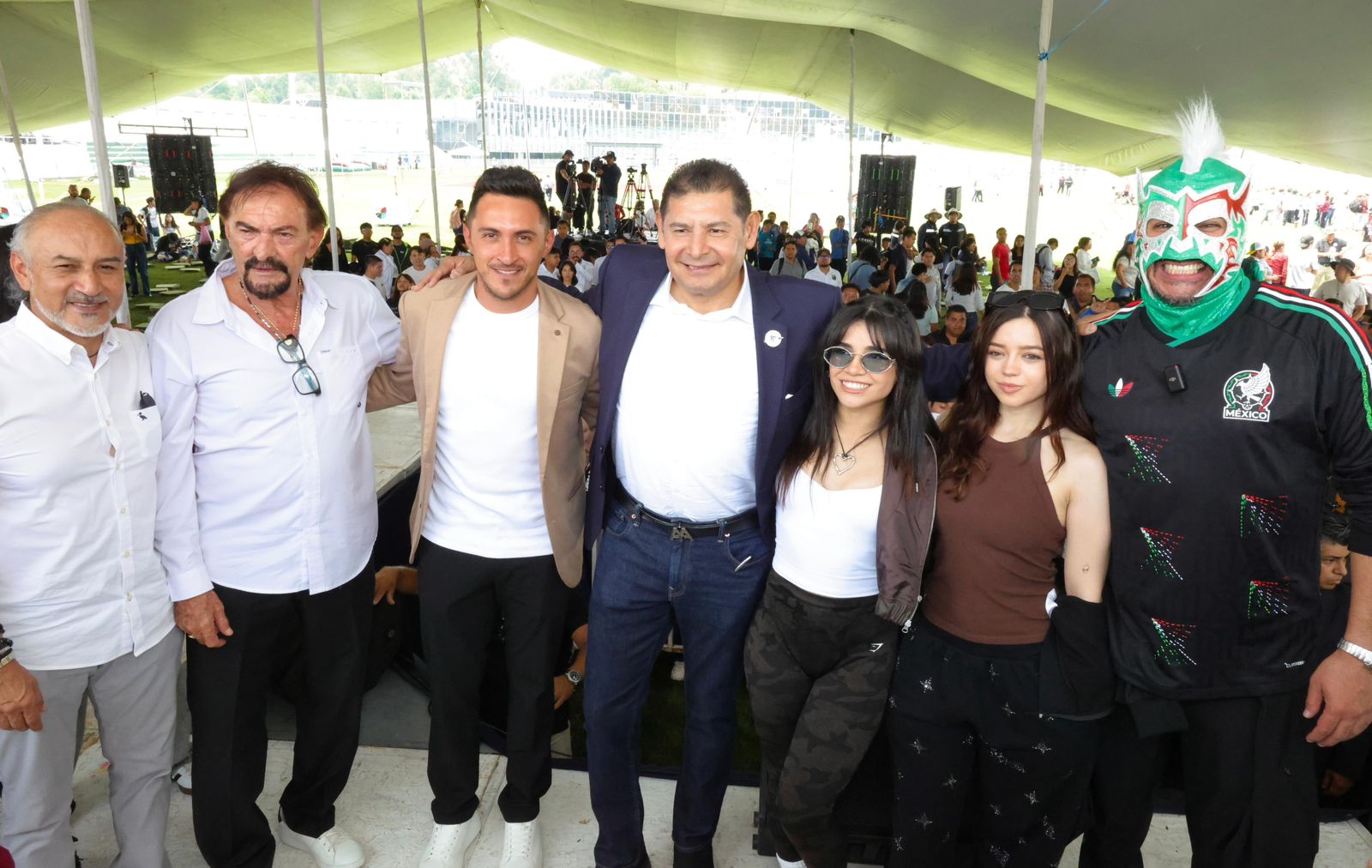 Puebla juega en cancha mundialista: Armenta reúne leyendas, streamers y talento rumbo al Mundial 2026
