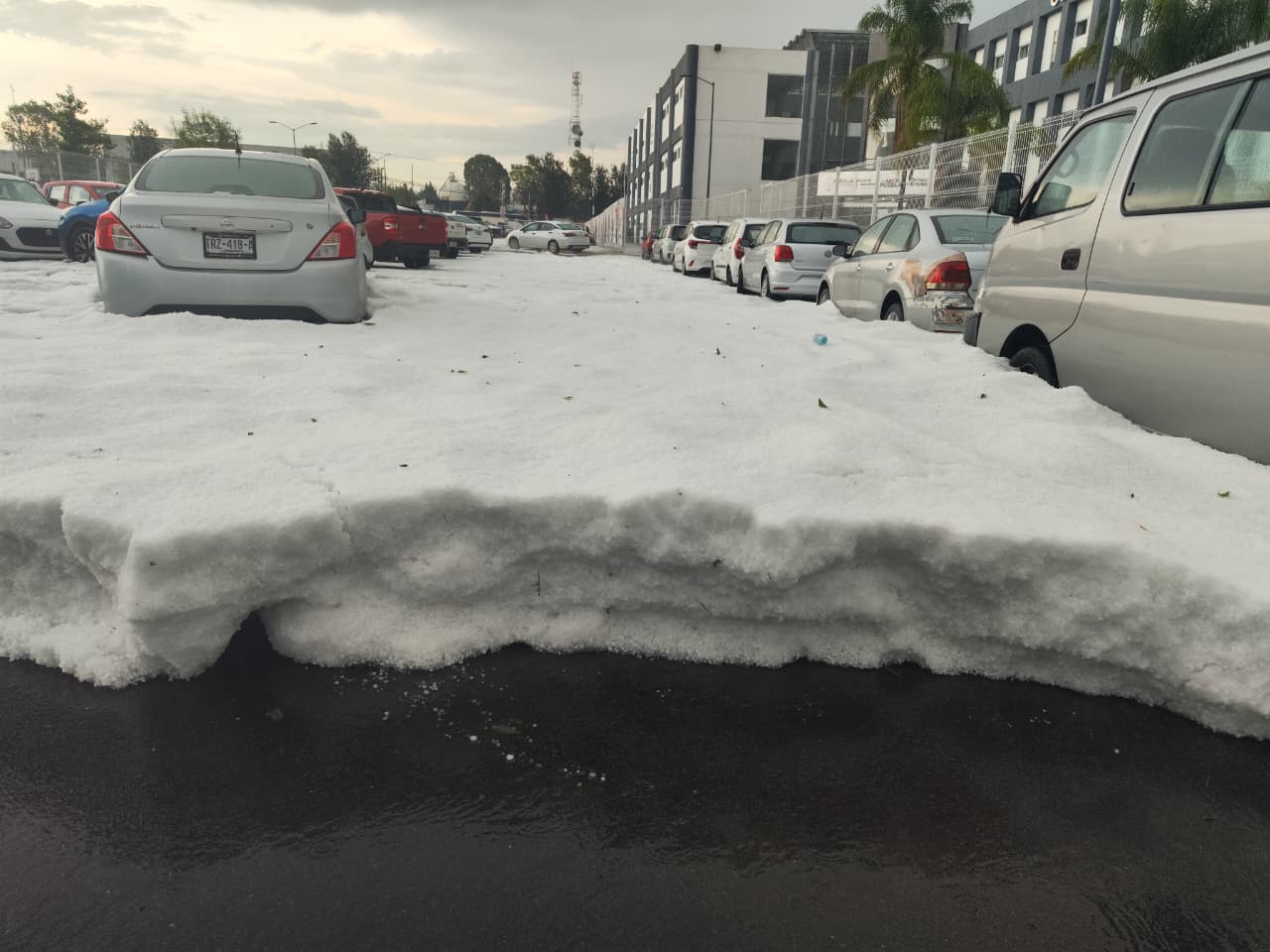 Granizada paraliza zona de los estadios: rescatan automovilistas y retiran toneladas de hielo en Puebla