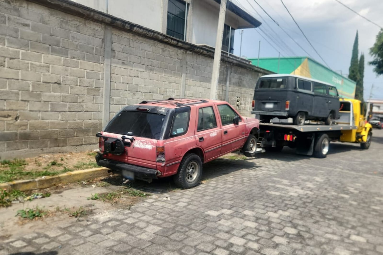 Gobierno de Tonantzin Fernández limpia calles y retira autos abandonados en Momoxpan