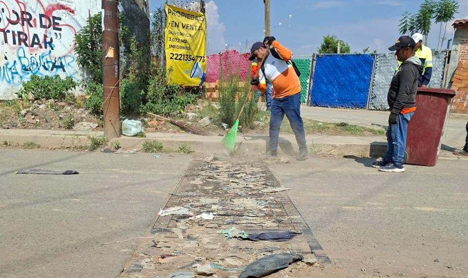 Tonantzin lleva jornadas de limpieza a Cocoyotla; barren 15 calles en junta auxiliar