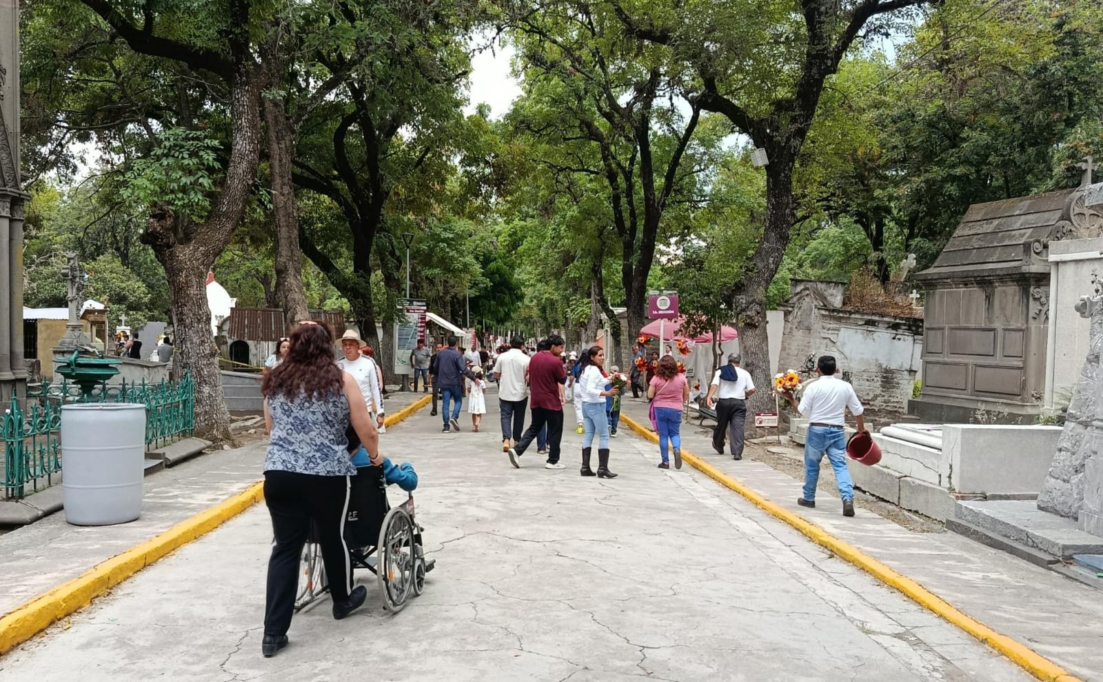 Más de 38 mil poblanos abarrotan el Panteón Municipal en Día de las Madres