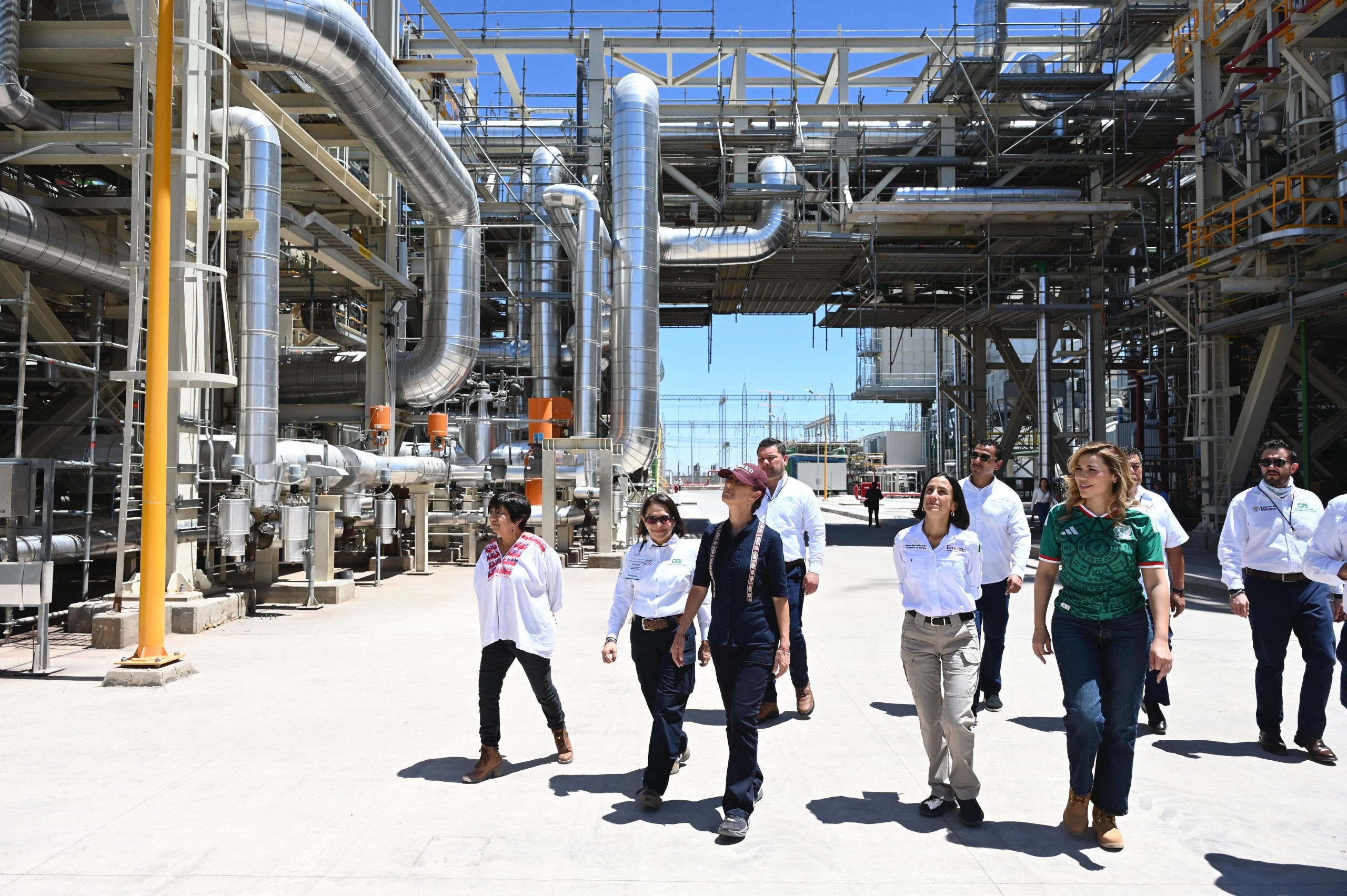 Sheinbaum inaugura planta de la CFE en Mexicali; aportará energía para más de medio millón de hogares