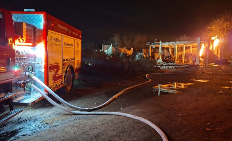 Explosión en Tepeaca bajo control; continúan labores de enfriamiento en dos pipas de gas