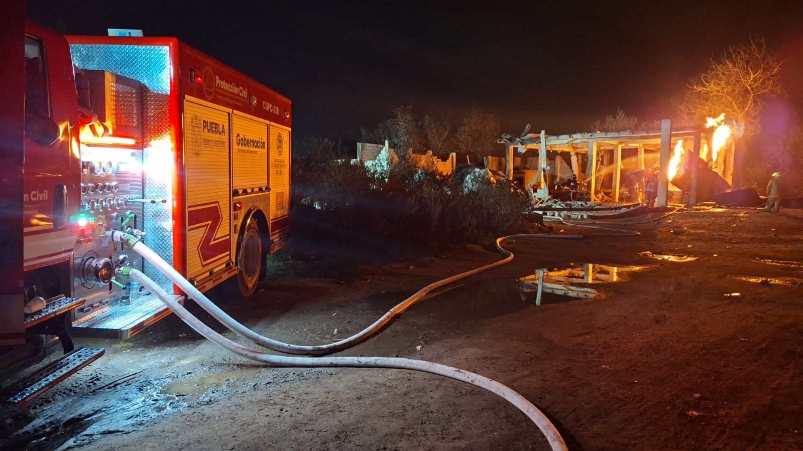 Explosión en Tepeaca bajo control; continúan labores de enfriamiento en dos pipas de gas