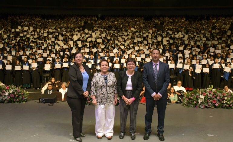 Más de 800 estudiantes concluyen sus estudios en la Preparatoria 2 de Octubre de la BUAP