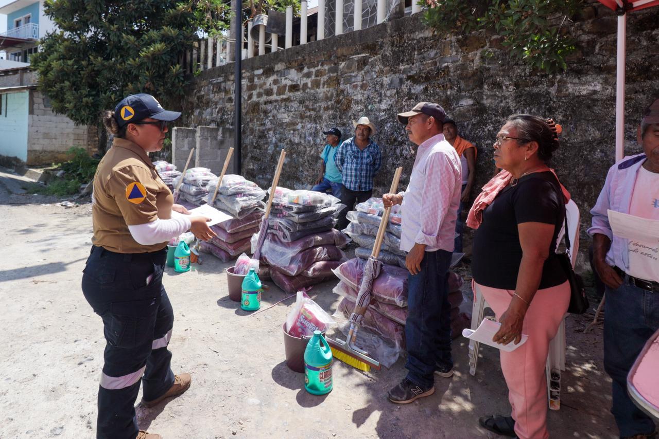 Concluye entrega de apoyos a 63 familias afectadas por vientos en Pantepec