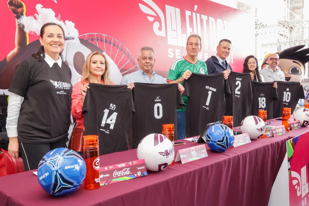 El Mundial ya se juega en Puebla: abarrotan el Zócalo en megaintercambio de estampas