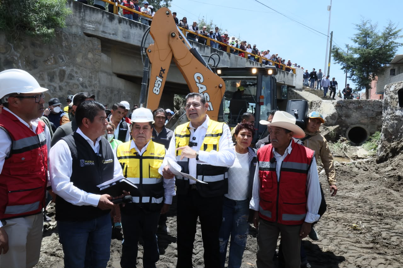 Armenta recorre zonas inundadas en Ciudad Serdán y anuncia apoyos, obras y reubicación de familias