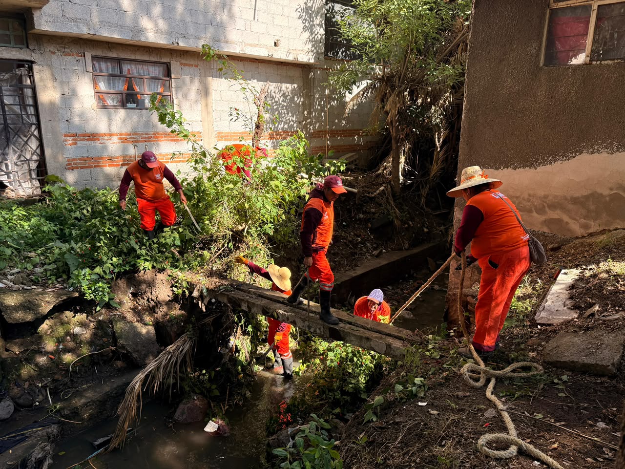 Atiende Pepe Chedraui petición ciudadana y limpia barranca en Romero Vargas ante temporada de lluvias