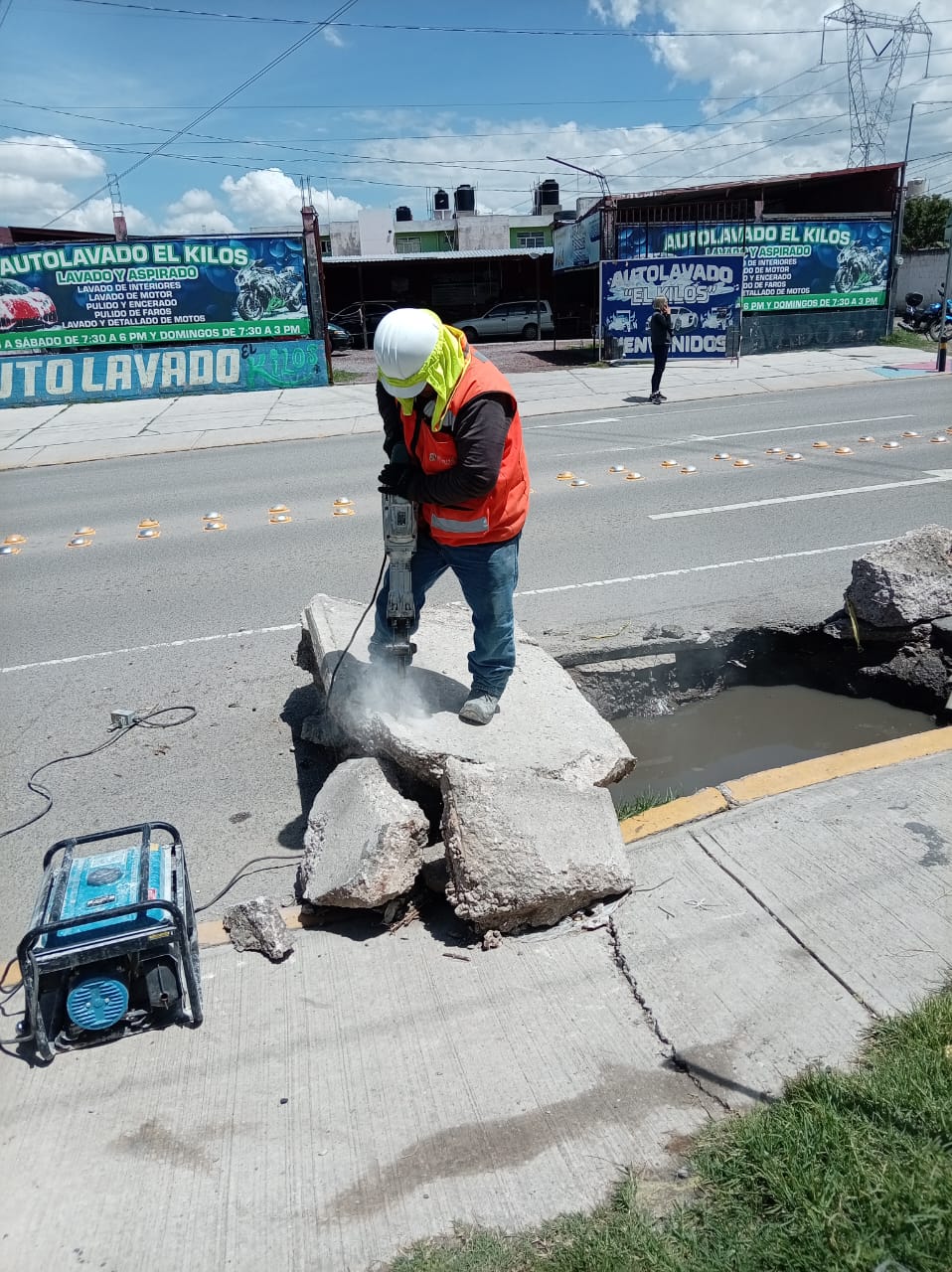 Agua de Puebla rehabilita caja de válvulas colapsada en Boulevard Xonacatepec