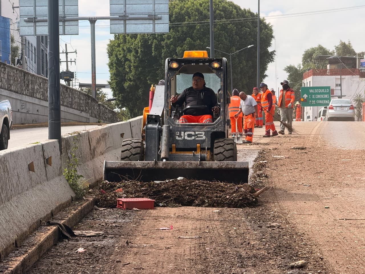 Gobierno de Pepe Chedraui intensifica limpieza en bajopuente del Bulevar 5 de Mayo tras las lluvias