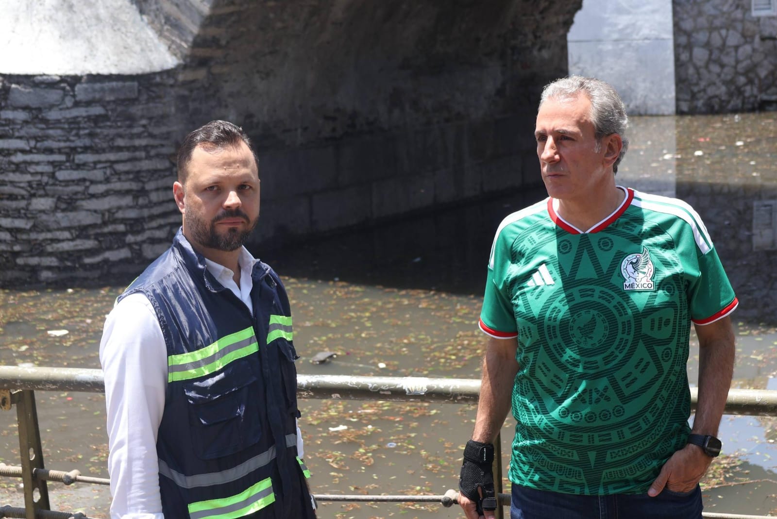Pepe Chedraui supervisa labores de desagüe en el Puente de Ovando tras afectaciones por las lluvias