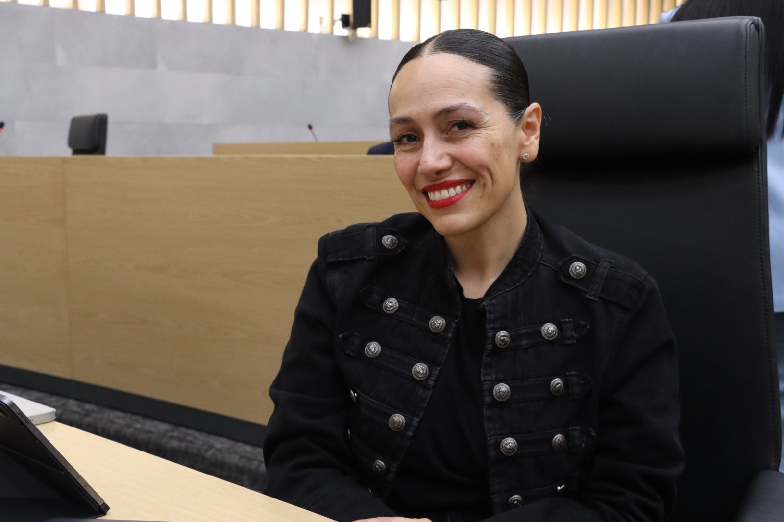 Ana Laura Gómez propone retirar cableado en desuso para mejorar seguridad e imagen urbana
