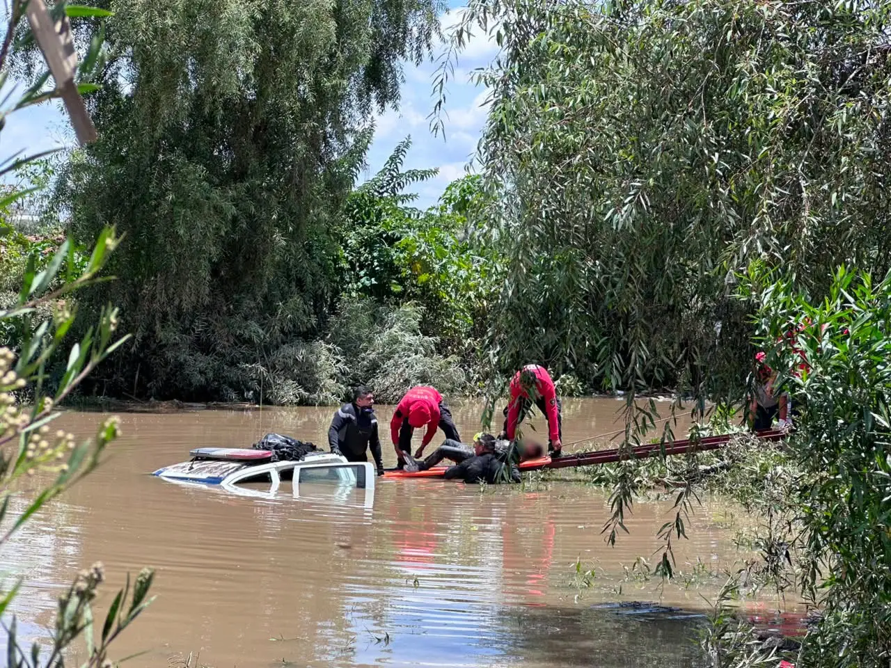 Angustia en Ocoyucan: buscan a policía arrastrado por el Atoyac