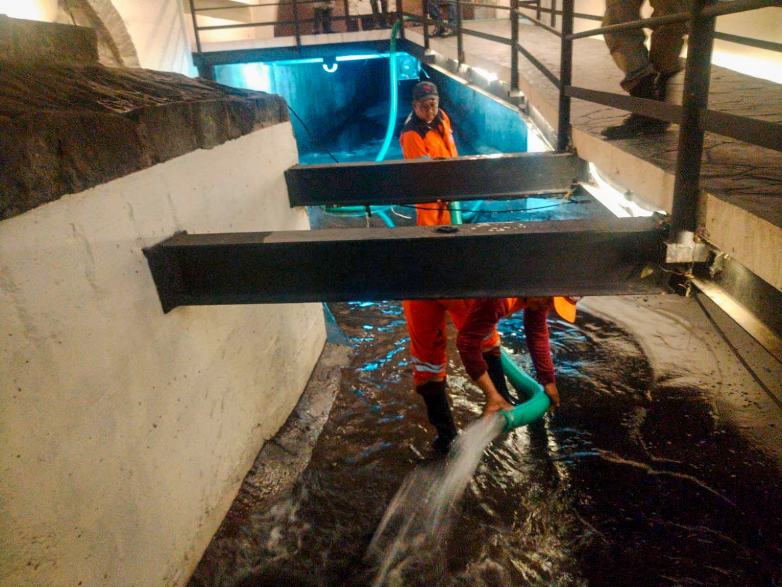 Lluvia arrastró lodo al Puente de Bubas; cuadrillas realizaron lavado especial