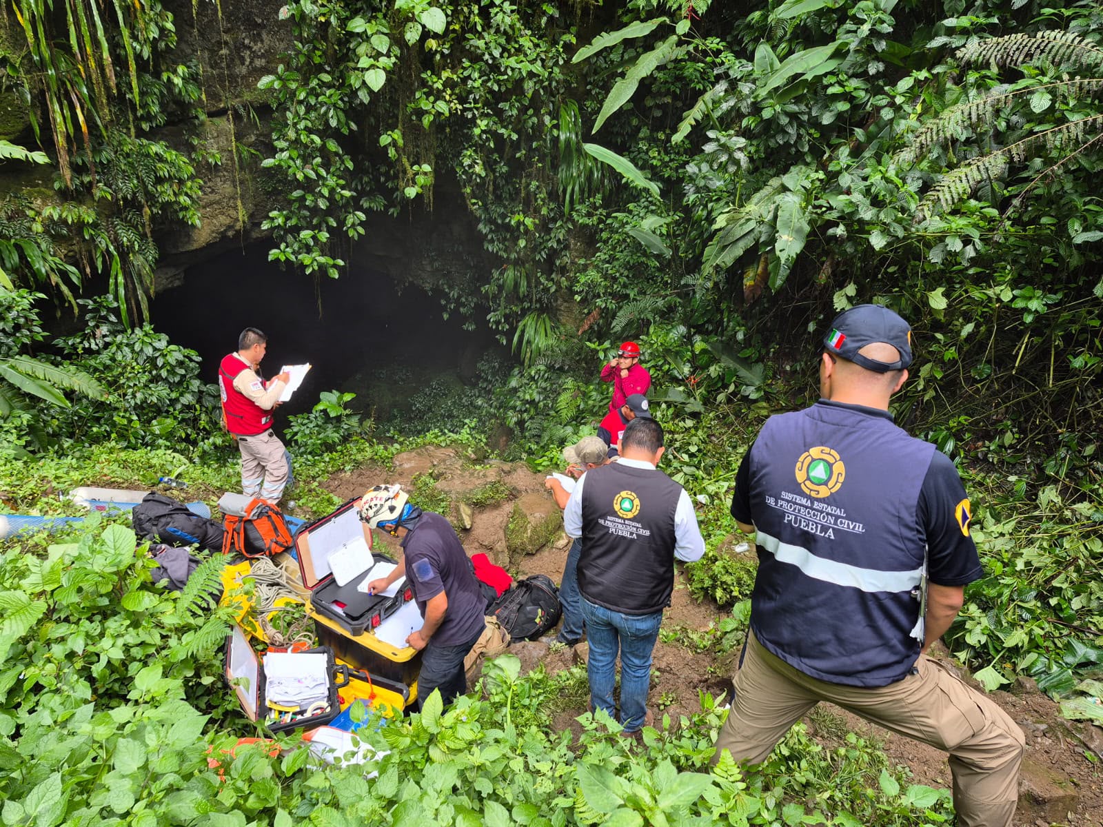 Rescatan cuerpo sin vida en gruta de Chichicazapa; suspenden búsqueda por lluvias
