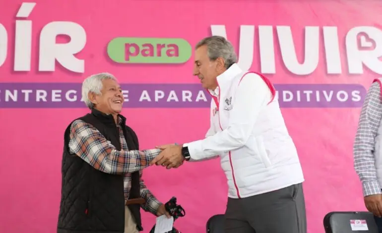 Gran alivio: 50 poblanos reciben aparatos auditivos gratuitos