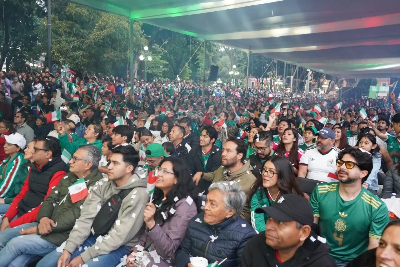Más de 100 mil aficionados llenaron el Zócalo con “El Fútbol Se Vive Aquí”