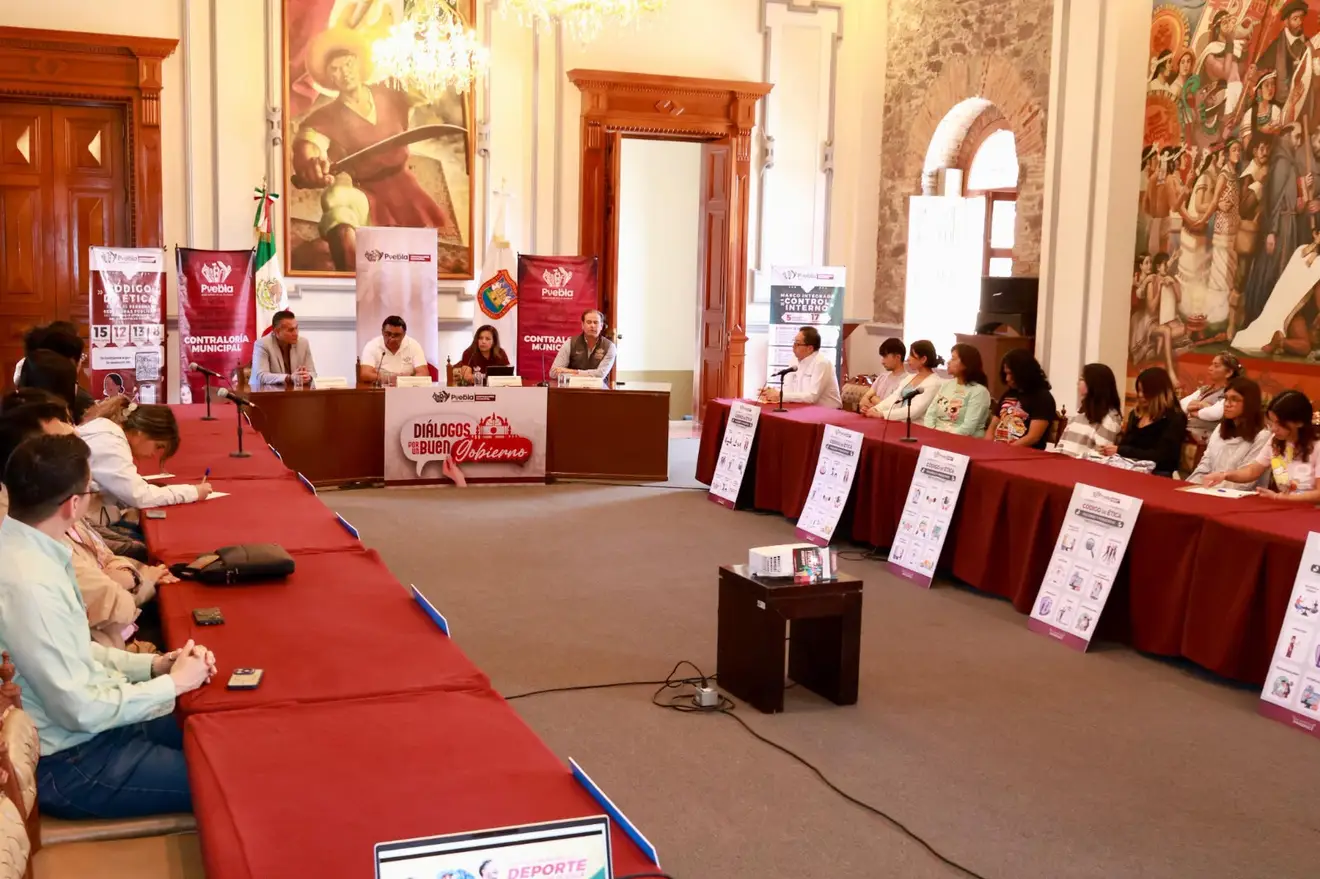 Universitarios entran al Ayuntamiento para hablar de transparencia, Cabildo y deporte