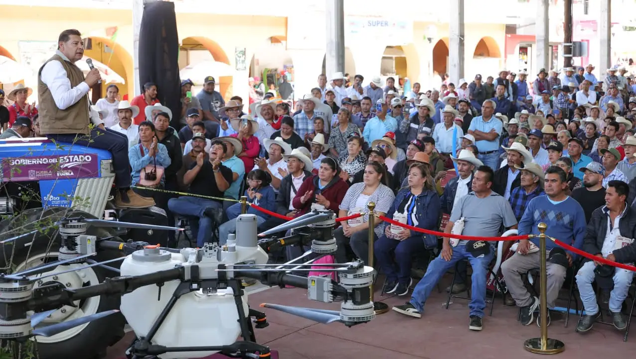 Armenta lleva maquinaria, fertilizantes y apoyos al campo de Ixtacamaxtitlán