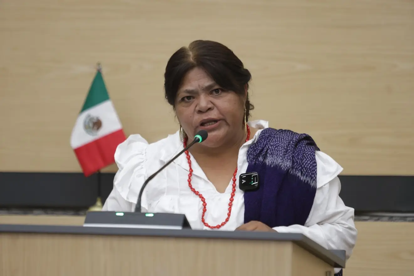 Lenguas indígenas toman la tribuna del Congreso de Puebla; reconocen a docentes por preservar la identidad de los pueblos