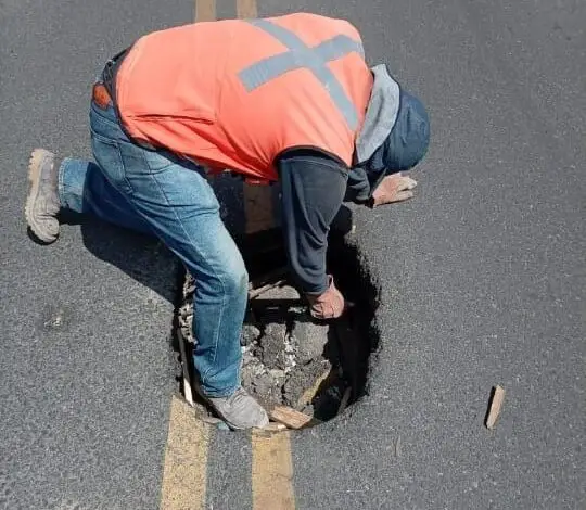 Reparan hundimiento en la colonia Tepeyac tras colapso de una descarga domiciliaria