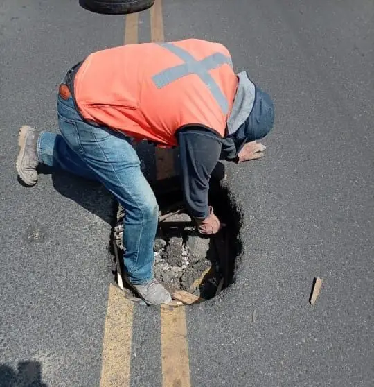 Reparan hundimiento en la colonia Tepeyac tras colapso de una descarga domiciliaria