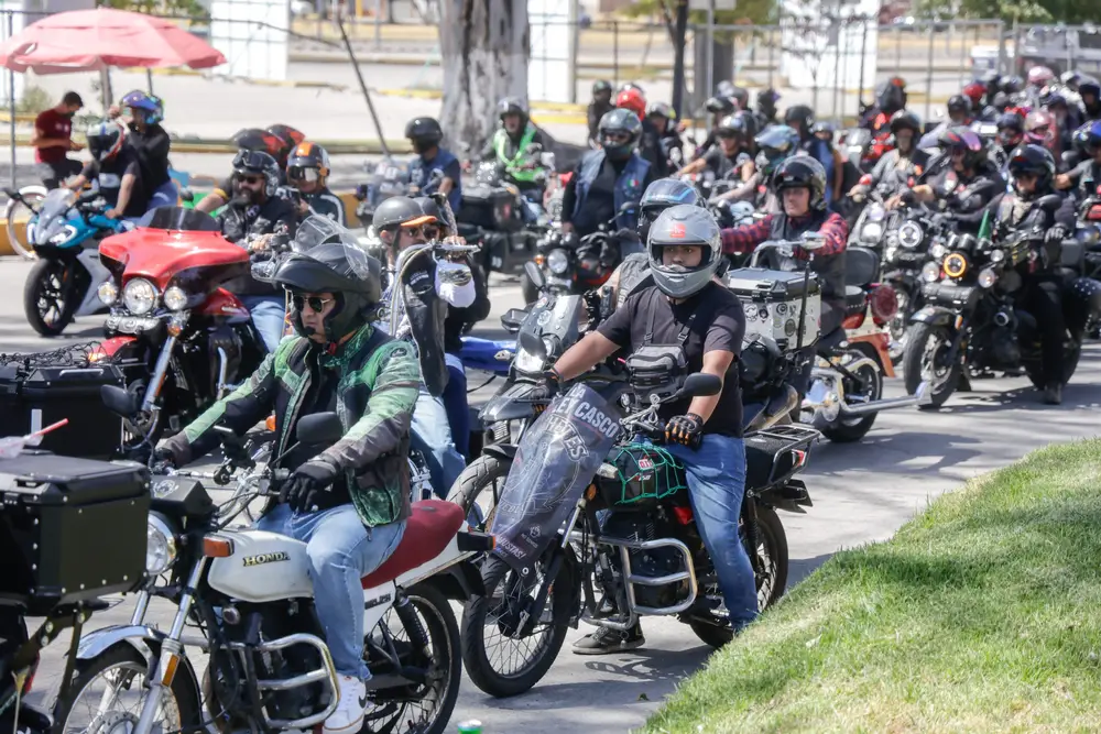 Motociclistas vuelven a las calles contra la “Ley Casco”; llevan casi 4 mil firmas al Congreso