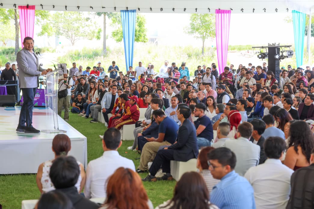 Armenta entrega Premio Estatal de la Juventud y anuncia más espacios para estudiar, crear y competir