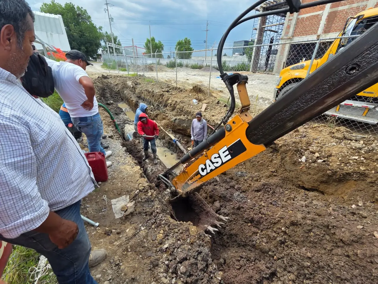 Aprovechan reparación de fuga para adelantar nueva conexión hidráulica en el sur de Puebla