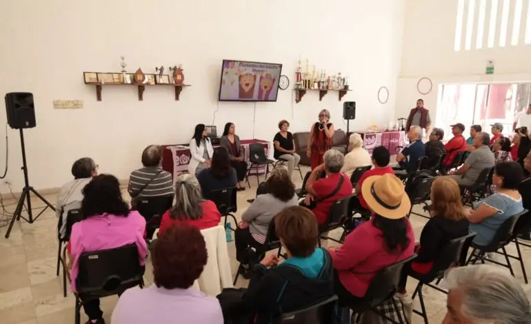 DIF Cholula lleva vacunas, estudios y detecciones gratuitas a personas adultas mayores