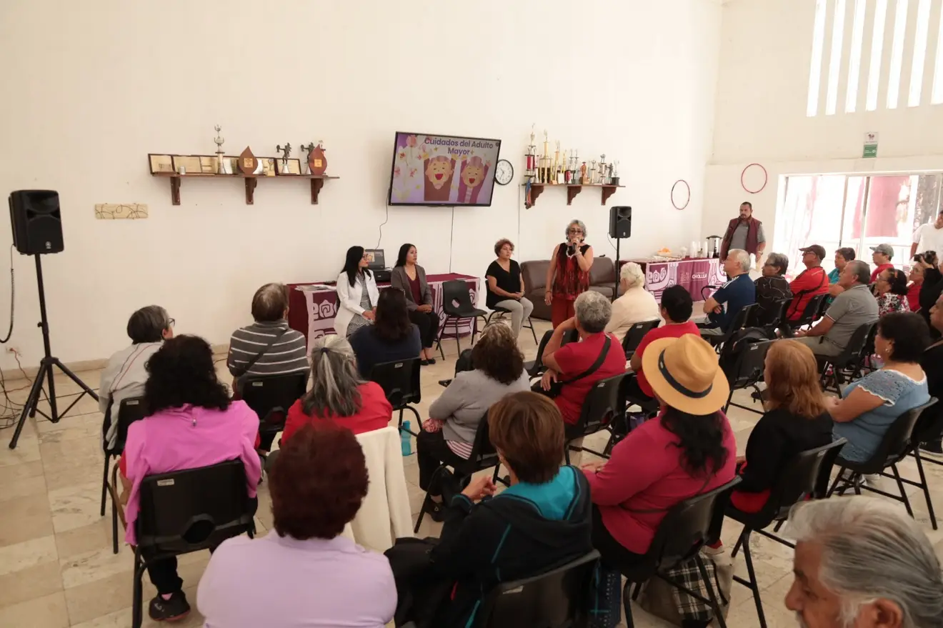 DIF Cholula lleva vacunas, estudios y detecciones gratuitas a personas adultas mayores