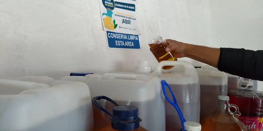 Agua de Puebla recolecta 1,500 litros de aceite usado y lo convierte en apoyo para alumnos del CAM Telpochcalli
