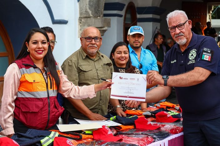 Bomberos de San Pedro Cholula reciben nuevos uniformes y compensación económica por su labor