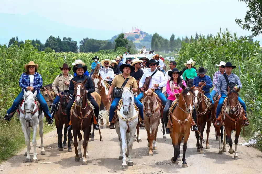 Más de 200 jinetes abren la Feria Milenaria de Cholula con tradicional cabalgata
