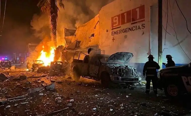 Coche bomba sacude Ojocaliente: ataque a comandancia deja 7 heridos y paraliza clases y feria