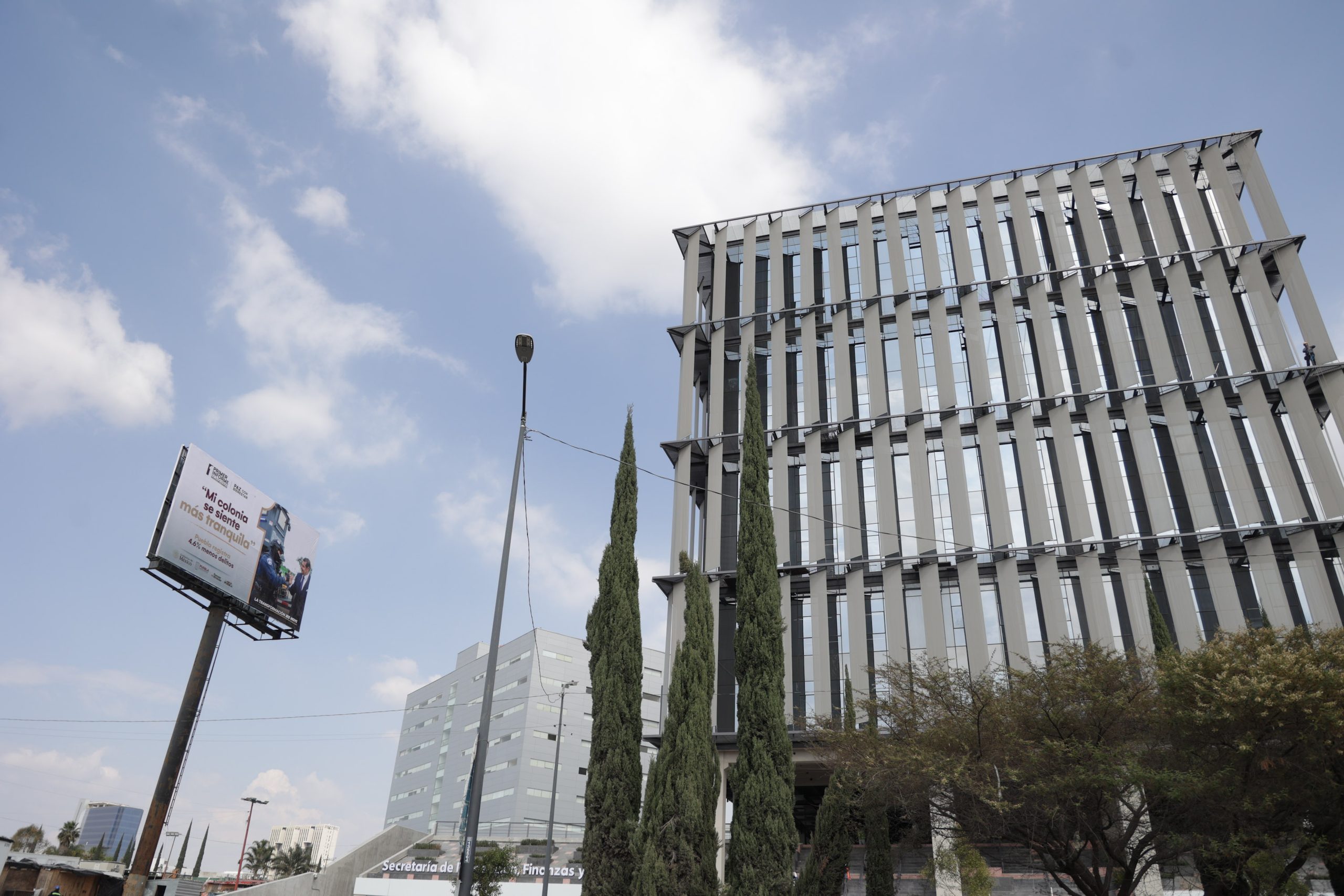Clausuran 100 espectaculares irregulares; Global instalará 40 dispositivos urbanos