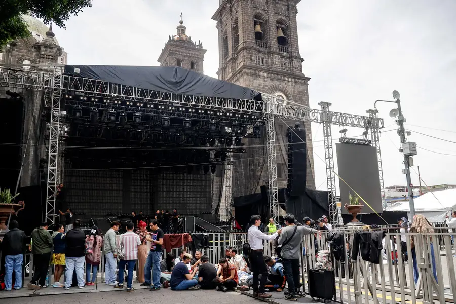 Desde Colima y CDMX, fans de Gloria Trevi llegan al Zócalo de Puebla