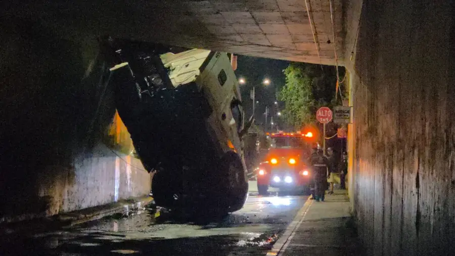 Tráiler cae del Periférico y aplasta un taxi en la Radial Zapata