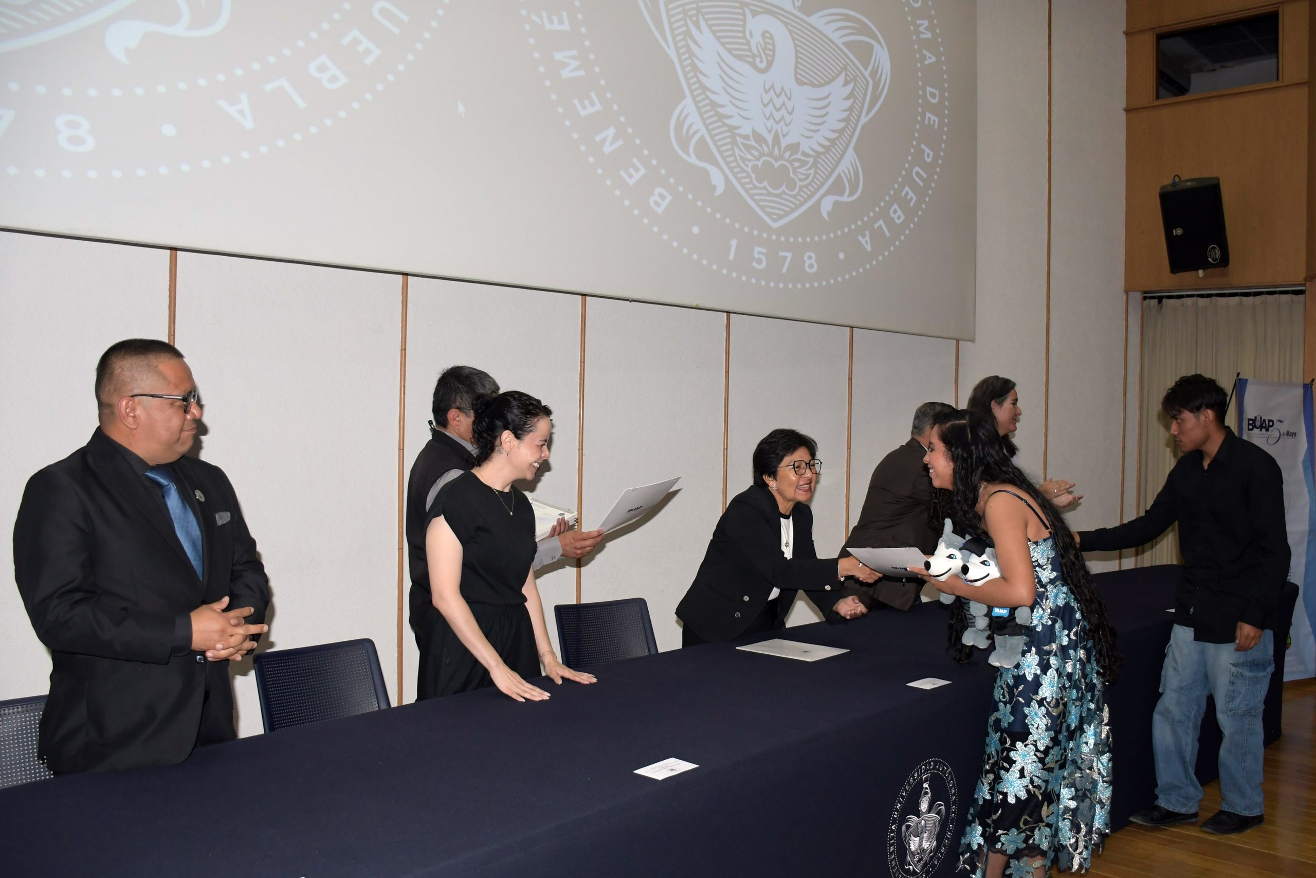 71 egresados del B5M reciben diplomas del Bachillerato Internacional