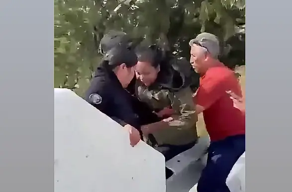 Policías de Amozoc rescatan a mujer en crisis sobre puente de la México-Puebla