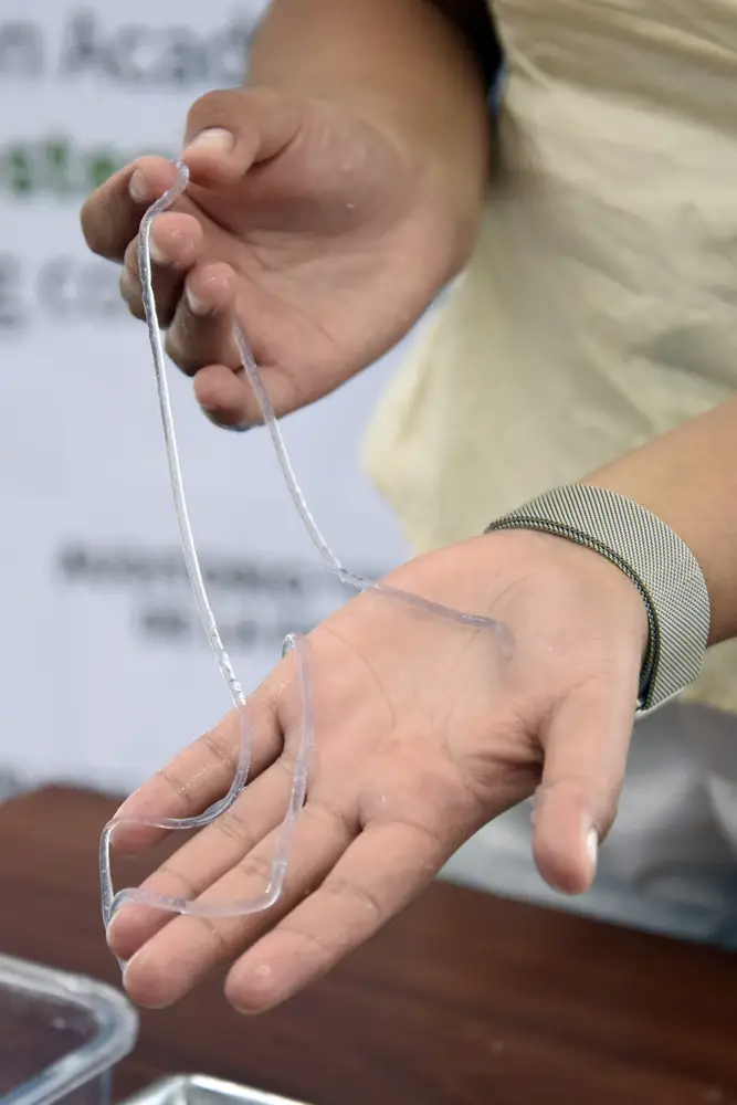 Estudiantes BUAP convierten sargazo en biohilos para fabricar cuerdas de raquetas de tenis