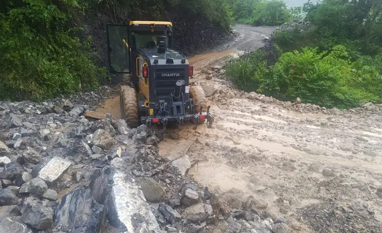 Lluvias golpean la Sierra Norte: deslaves destruyen caminos y mantienen riesgo en varias comunidades