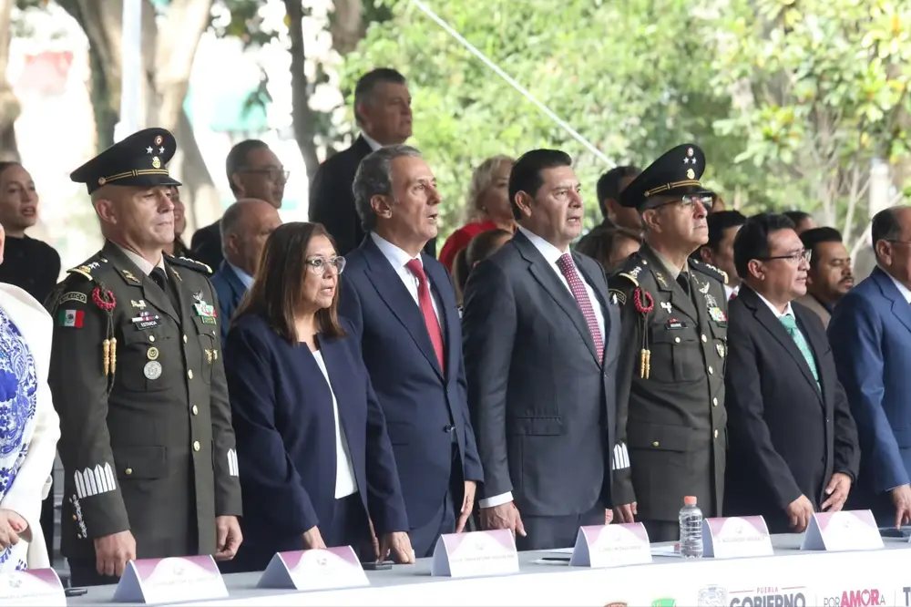 Puebla abre septiembre patrio: Armenta y Pepe Chedraui colocan Bando Solemne en Palacio Municipal