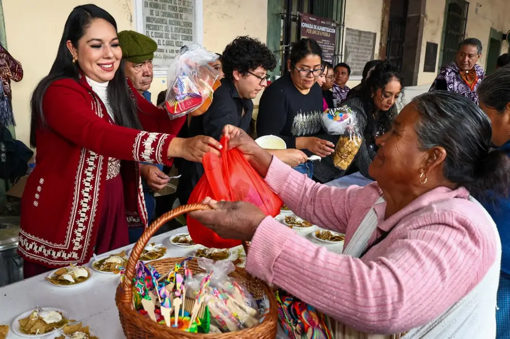 Trueque Milenario reúne a miles en Cholula; reciben a artesanos con café, pan y chilaquiles