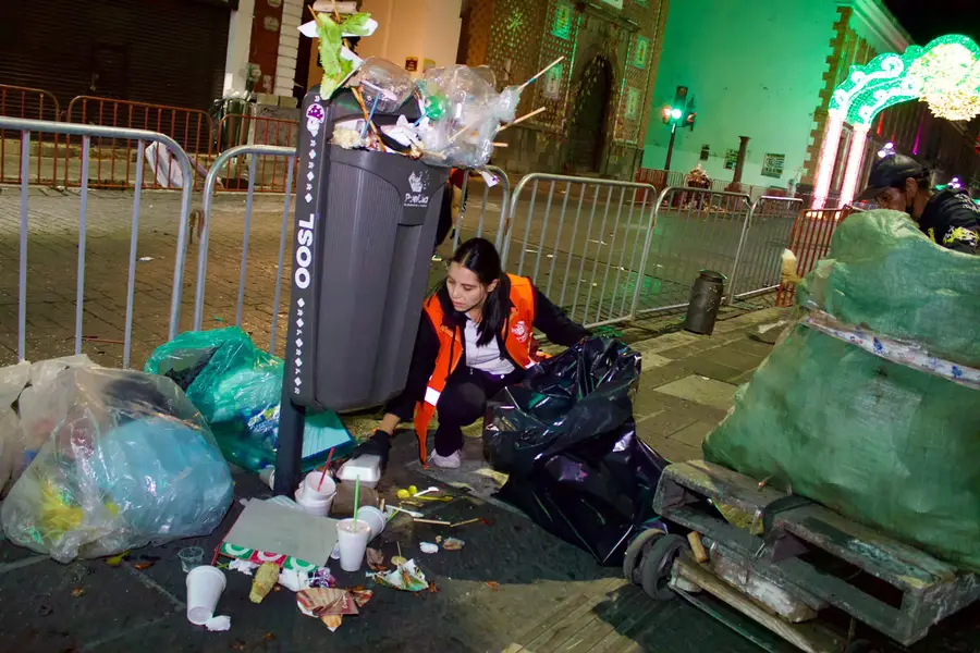 Cuadrillas retiran residuos tras festejos patrios en Puebla capital