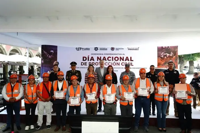 Puebla incorpora tres ambulancias y equipa a 180 brigadistas comunitarios