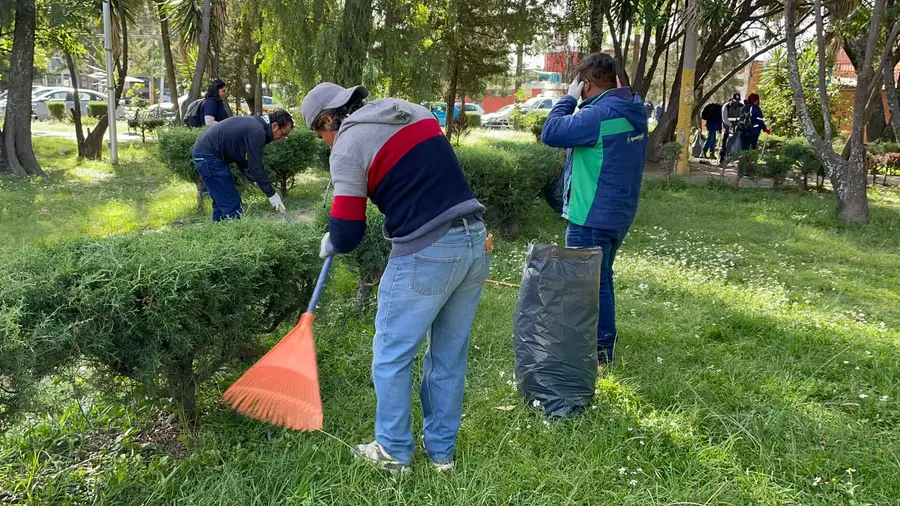 Agua de Puebla realiza jornada de limpieza en San Manuel; retiran basura para evitar taponamientos