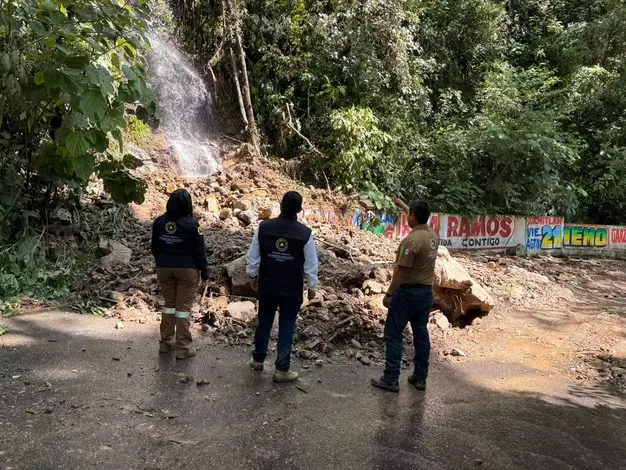 Lluvias aíslan comunidades en la Sierra Nororiental; ocho viviendas están en riesgo